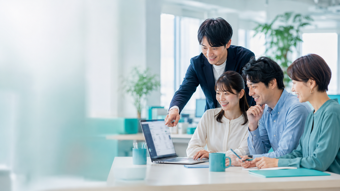 サビ管・管理者がノートPCを囲んでAI研修を受けている様子